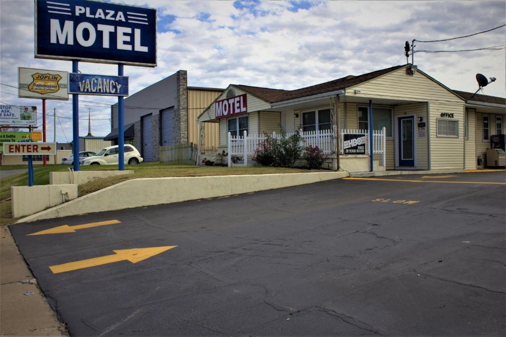 Plaza Motel - main image