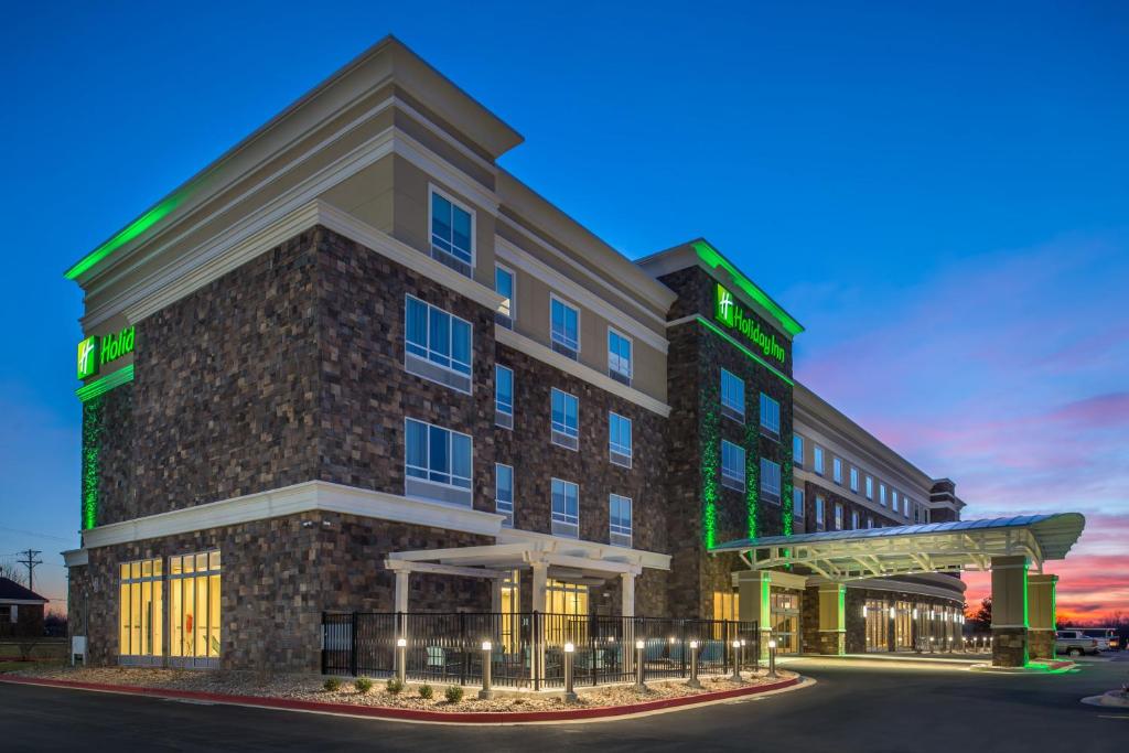 Holiday Inn Joplin an IHG Hotel - main image