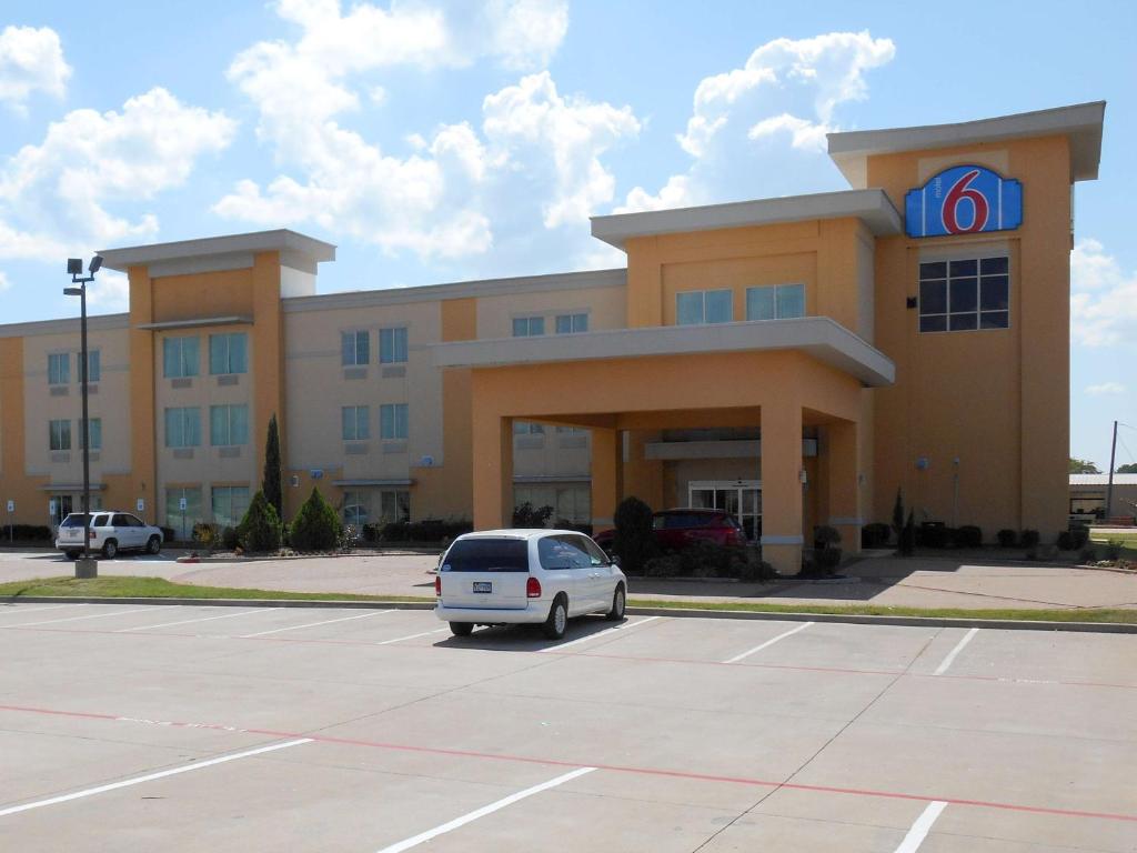 Motel 6-Joshua TX - image 3