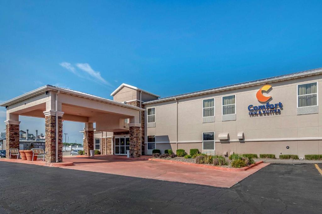 Comfort Inn & Suites Junction City - main image