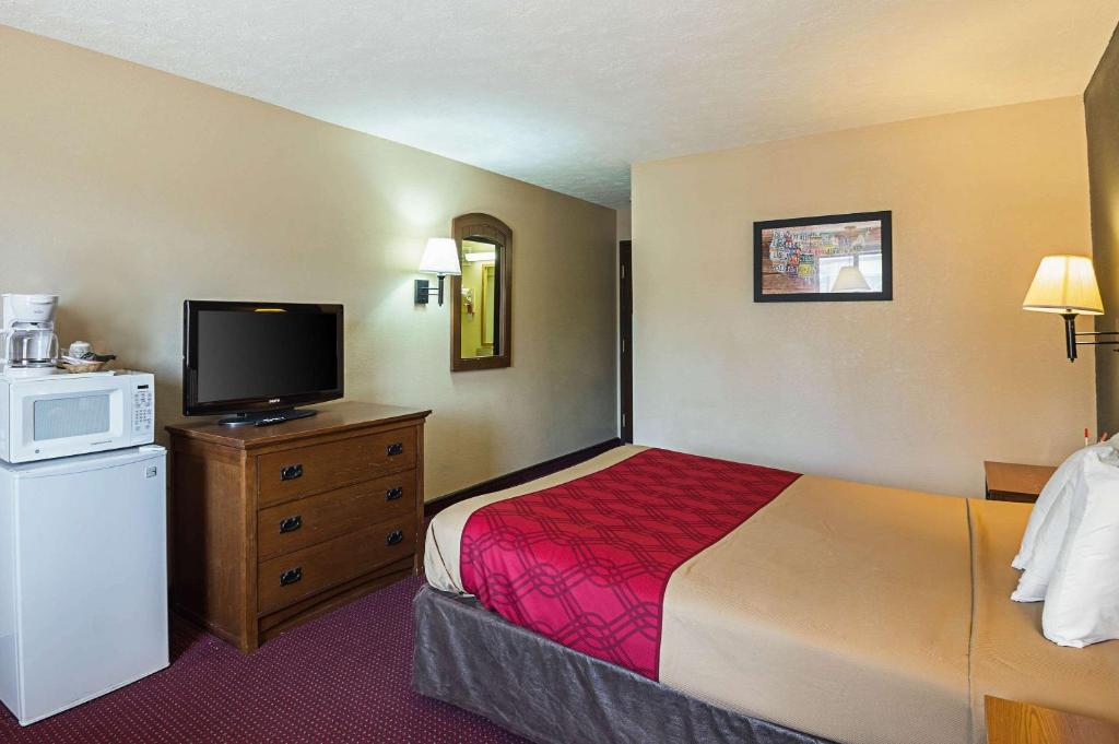 Econo Lodge Junction City I-70 - Near Fort Riley - image 5