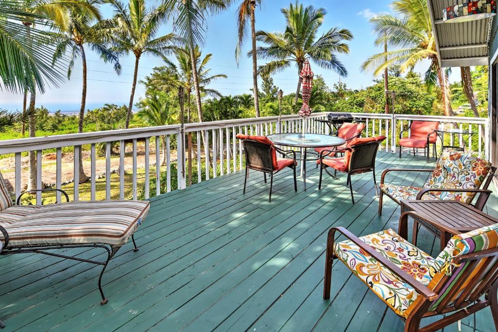 Breezy Kailua-Kona Bungalow with Lanai and Ocean View! - main image