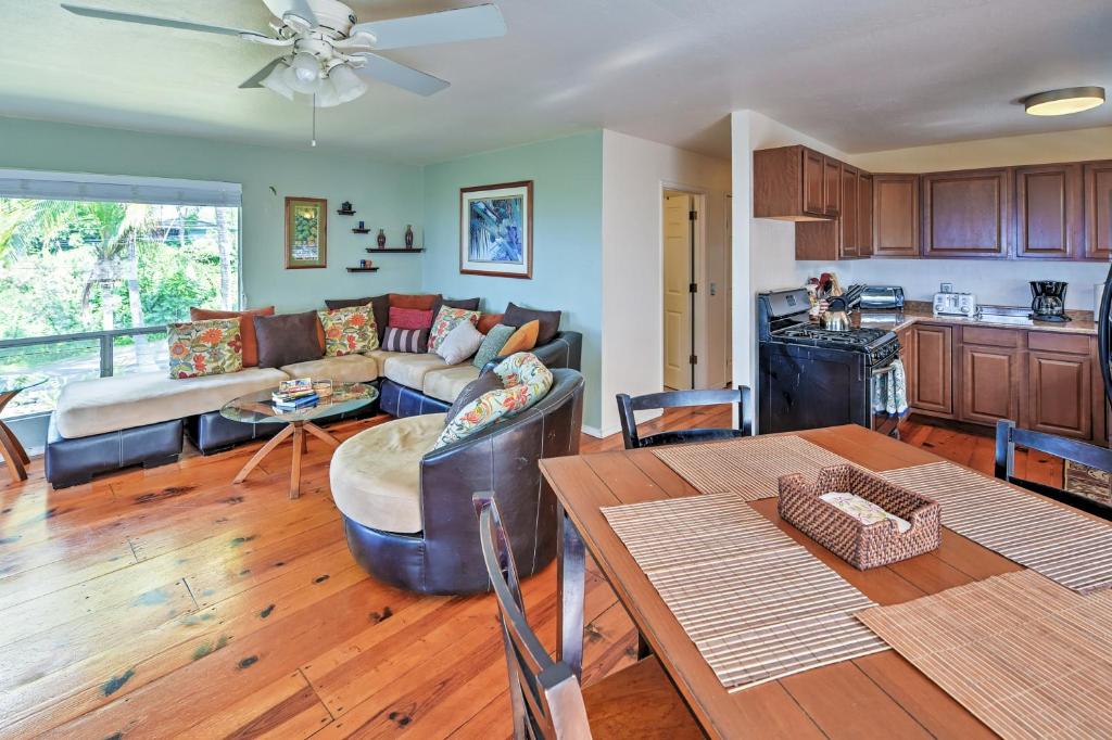 Breezy Kailua-Kona Bungalow with Lanai and Ocean View! - image 3