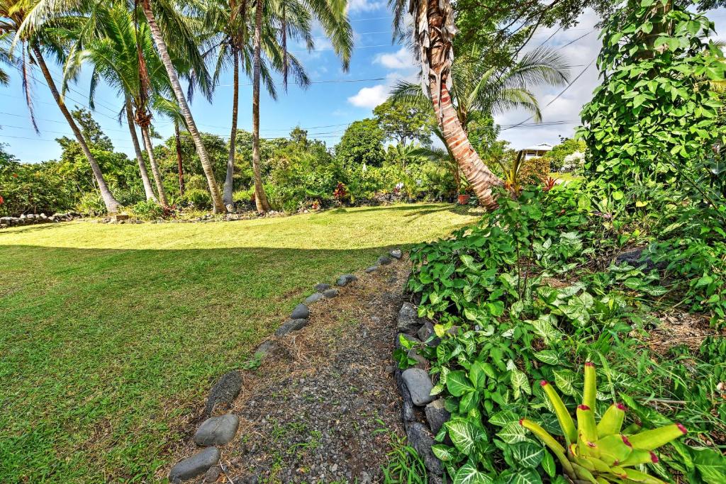 Breezy Kailua-Kona Bungalow with Lanai and Ocean View! - image 4