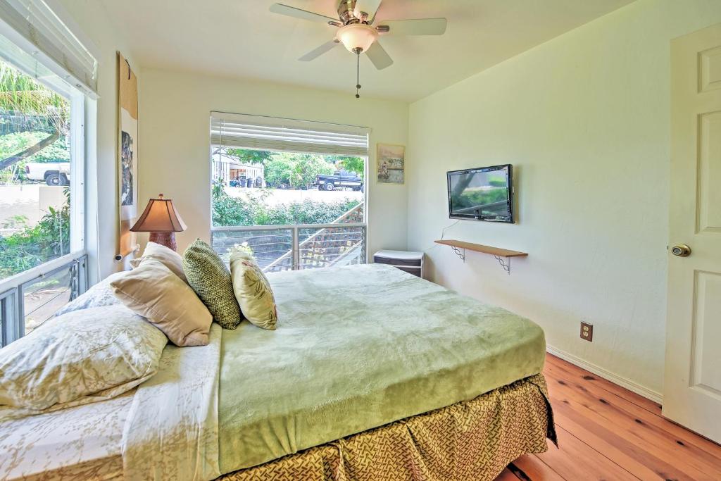 Breezy Kailua-Kona Bungalow with Lanai and Ocean View! - image 7