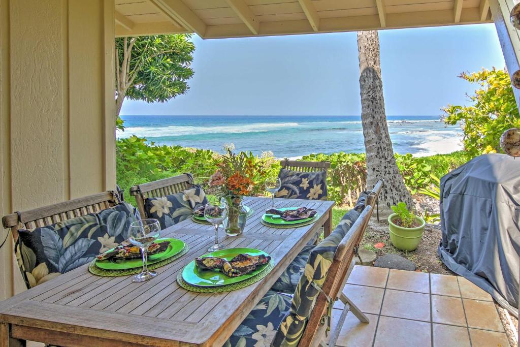 Tropical Kailua Kona Townhome - Walk to Coast! - main image