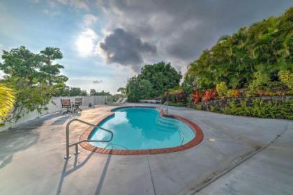 Kailua-Kona Apartment with Garden - Close to Beaches