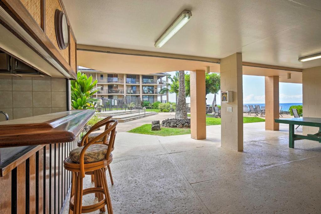 Oceanfront Condo Complex in Kailua-Kona with 2 Lanais - image 5