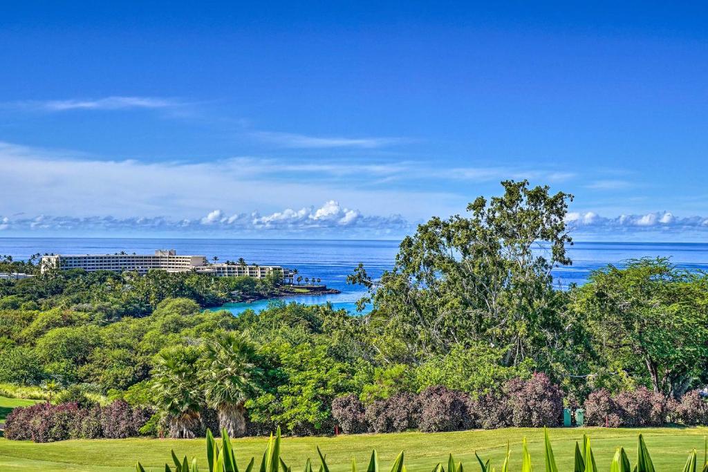 Living Aloha: A Quiet Hawaiian Condo w/Ocean Views - main image