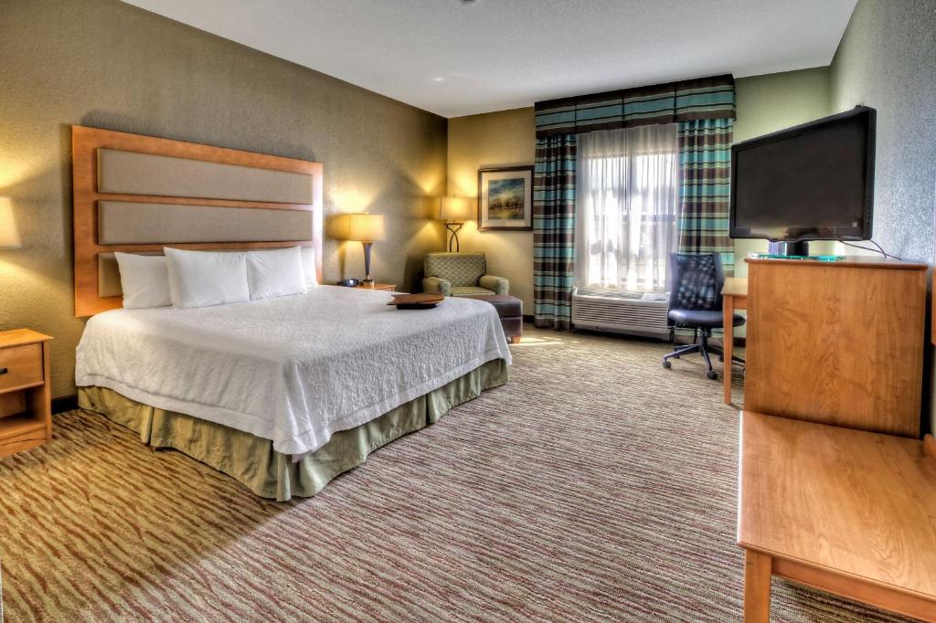 Hampton Inn & Suites Kalamazoo-Oshtemo - image 2