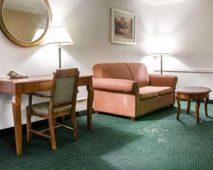 Econo Lodge Kalamazoo - image 5