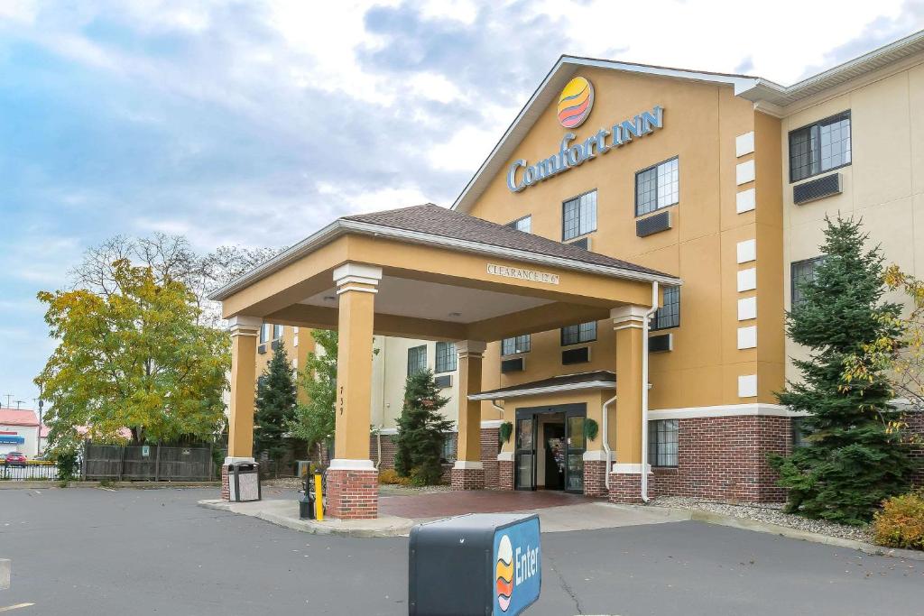 Comfort Inn Kalamazoo - image 2