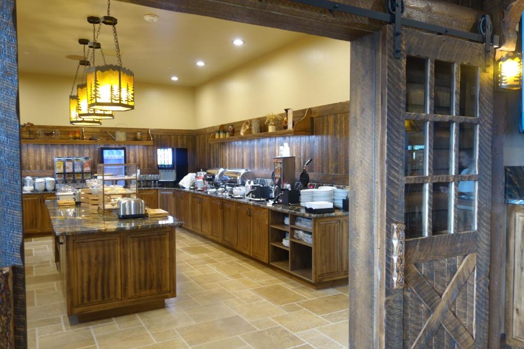 Country Inn & Suites by Radisson Kalispell MT - Glacier Lodge - image 3