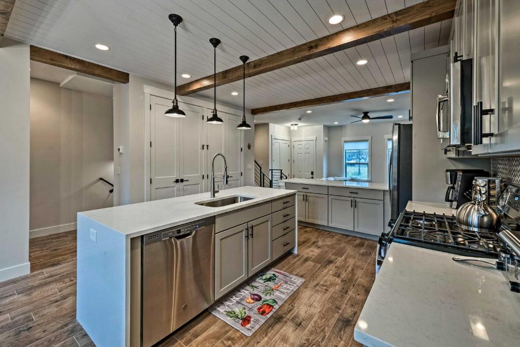 Modern Townhome with Grill - 6 Mi to Park City! - image 7