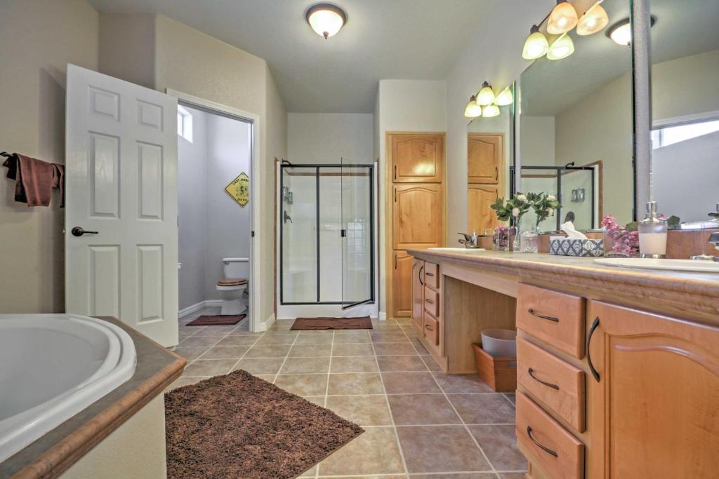 Beautiful Kanab Home with Yard - Walk to Restaurants - main image