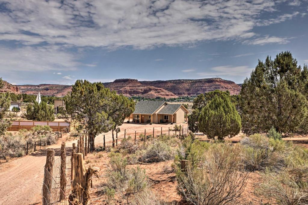 Quiet Kanab Home with Panoramic Views and Porch! - image 6