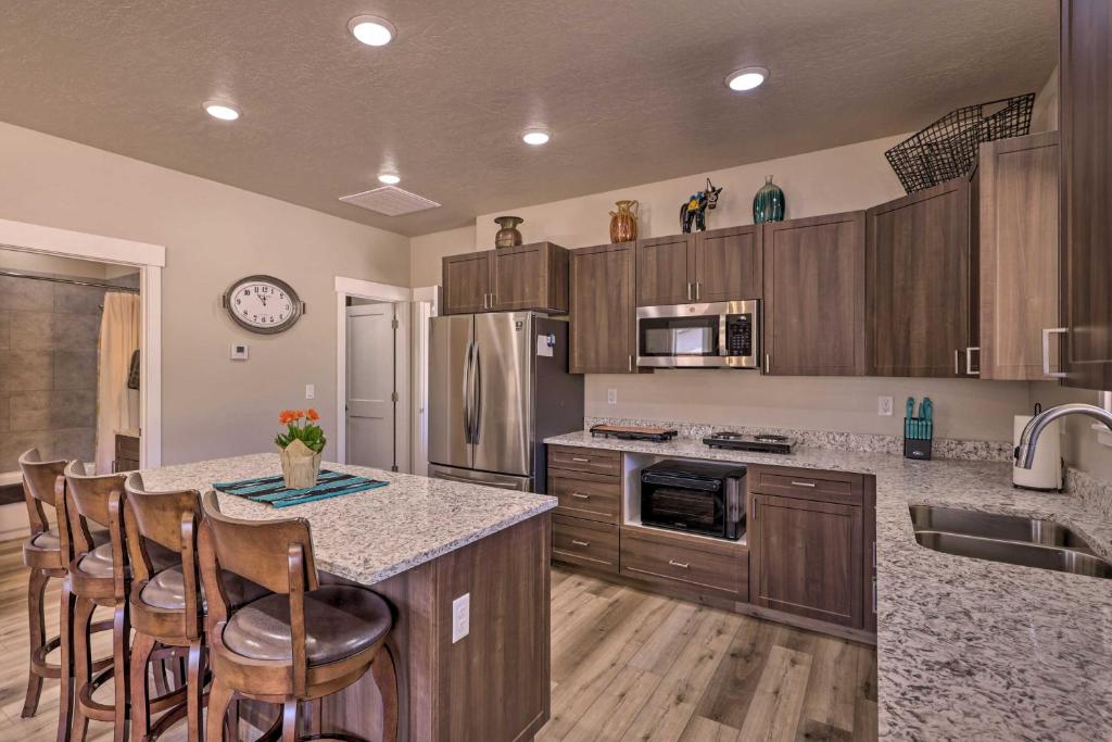 Quiet Kanab Home with Panoramic Views and Porch! - image 7