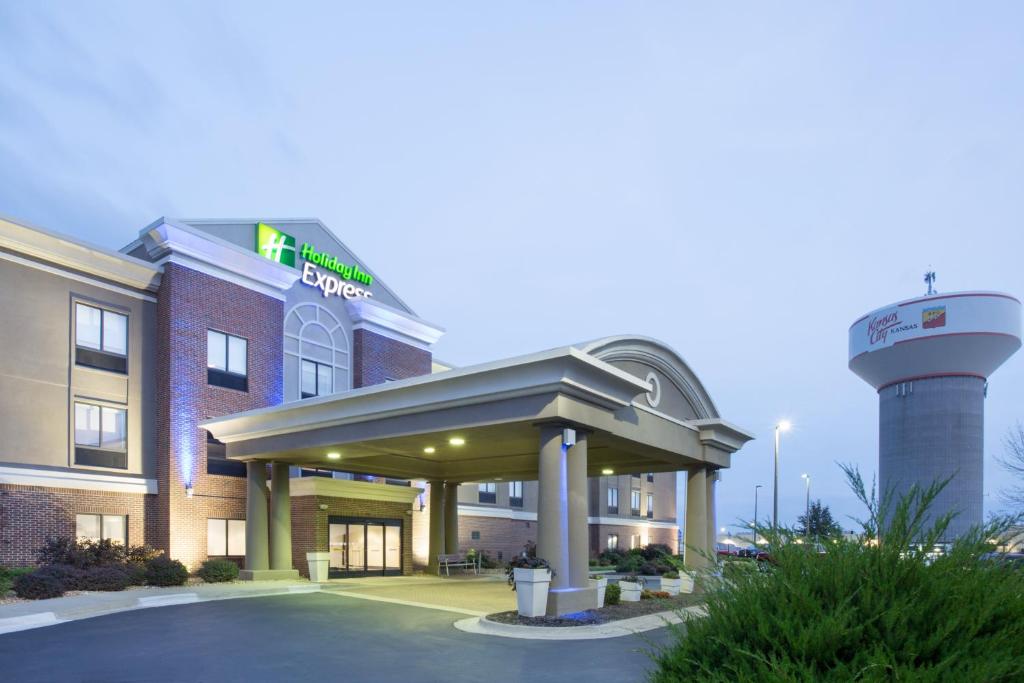 Holiday Inn Express Kansas City - at the Legends! an IHG Hotel - main image