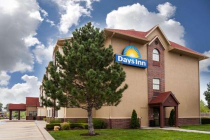 Days Inn by Wyndham near Kansas Speedway - image 6