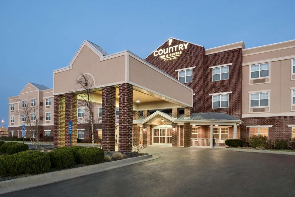 Country Inn & Suites by Radisson Kansas City at Village West KS - main image