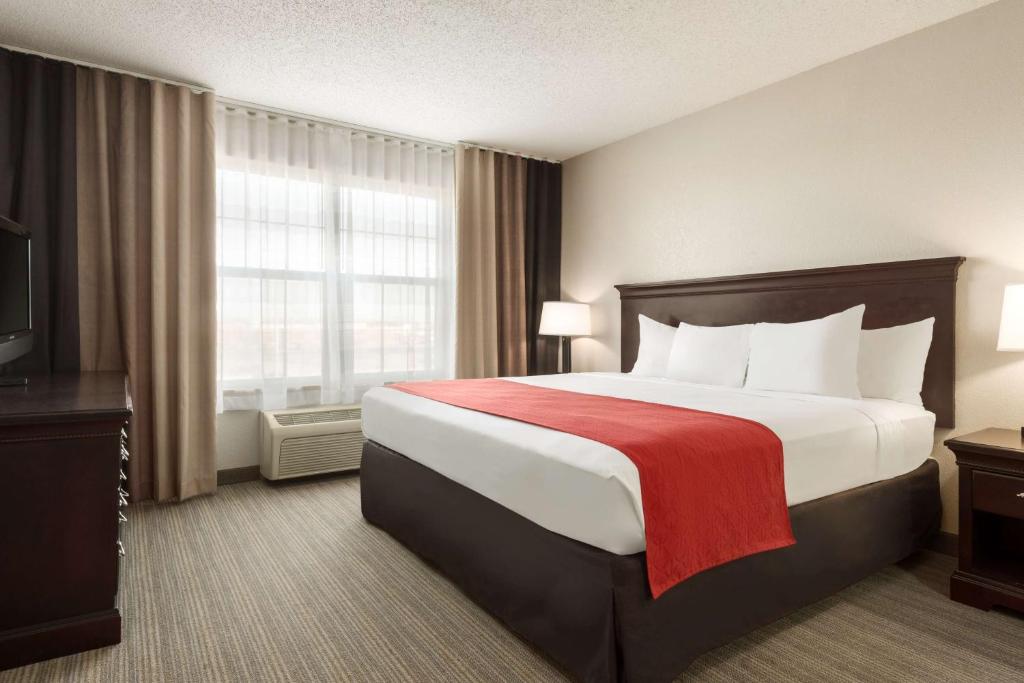 Country Inn & Suites by Radisson Kansas City at Village West KS - image 5