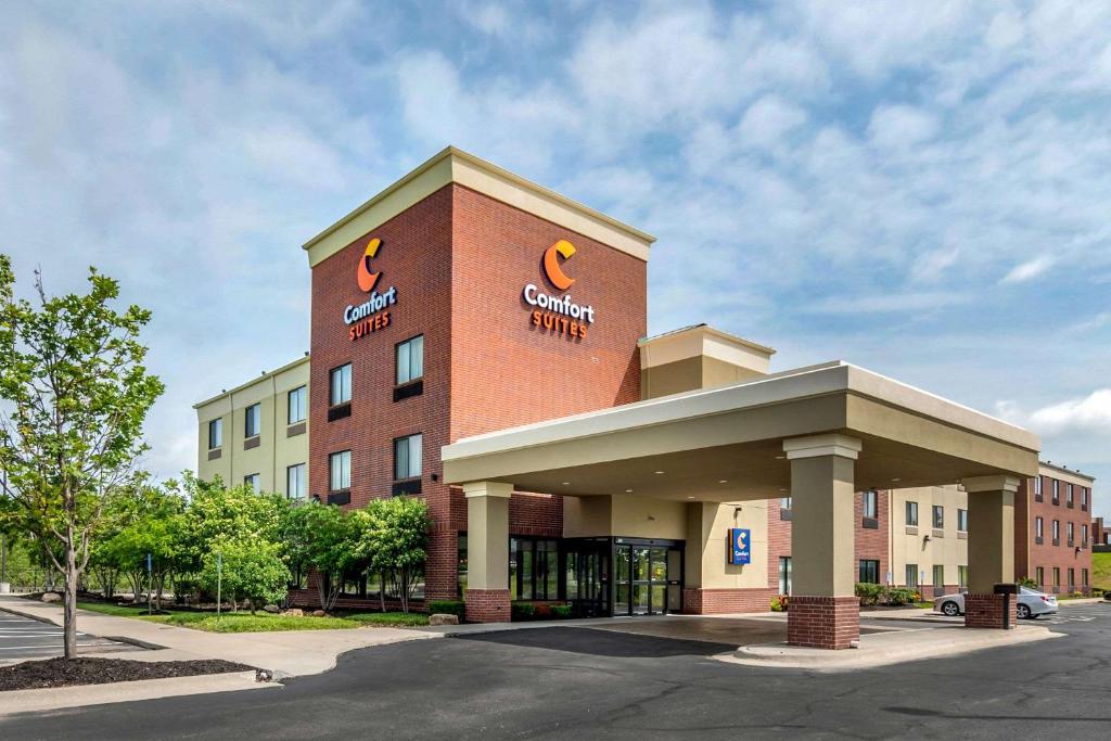 Comfort Suites Speedway - Kansas City - main image