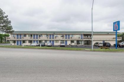 Motel 6-Kansas City MO - Airport - image 2