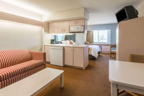 Microtel Inn & Suites by Wyndham Kansas City Airport - image 4