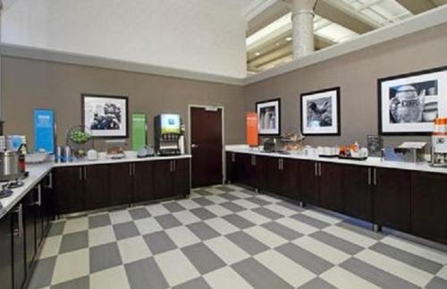 Hampton Inn Kansas City - Downtown Financial District - image 3