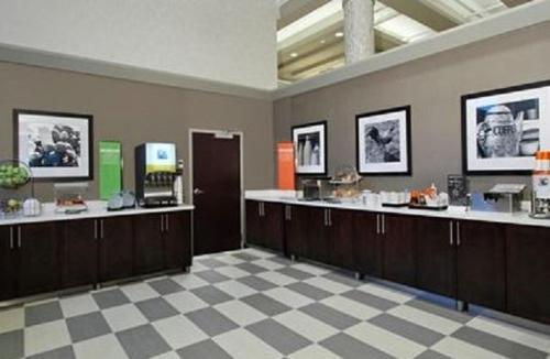 Hampton Inn Kansas City - Downtown Financial District - image 4