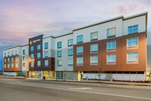 La Quinta Inn & Suites by Wyndham Kansas City Beacon Hill - image 3