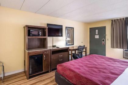 Econo Lodge Kearney - image 13