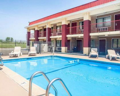 Econo Lodge Kearney - image 3