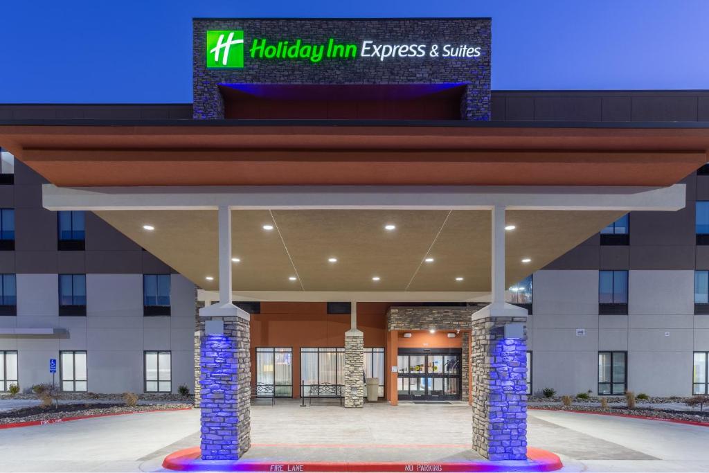 Holiday Inn Express & Suites Kearney an IHG Hotel - main image