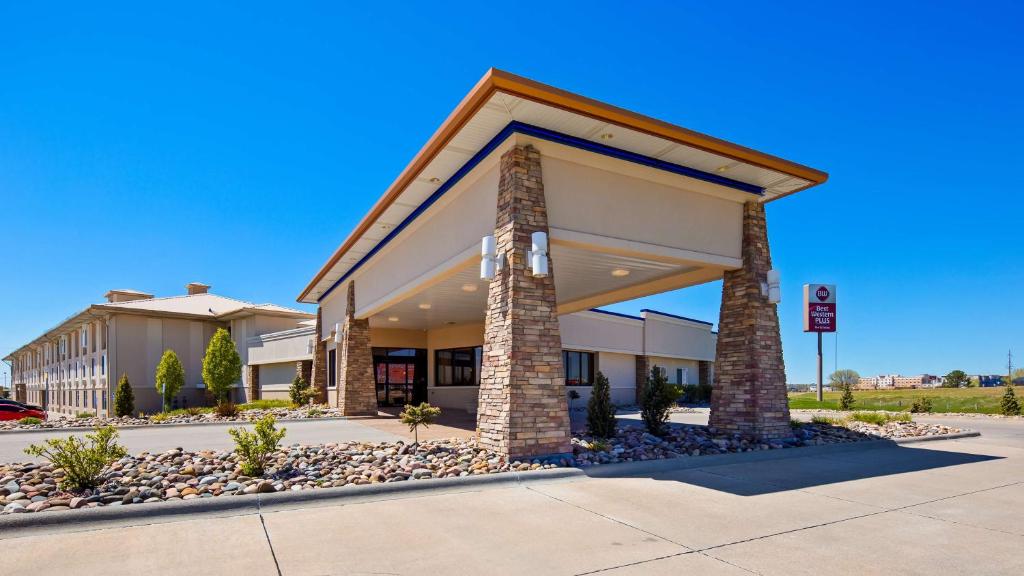 Best Western Plus Mid Nebraska Inn & Suites - main image