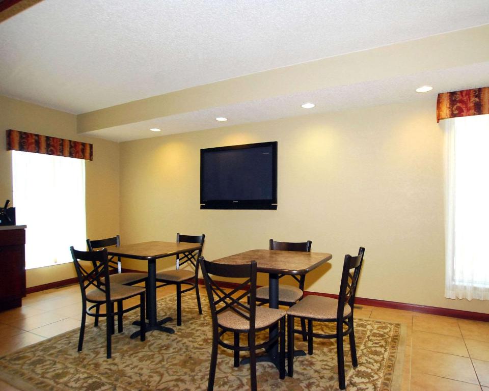 Econo Lodge Inn & Suites Kearney - image 3