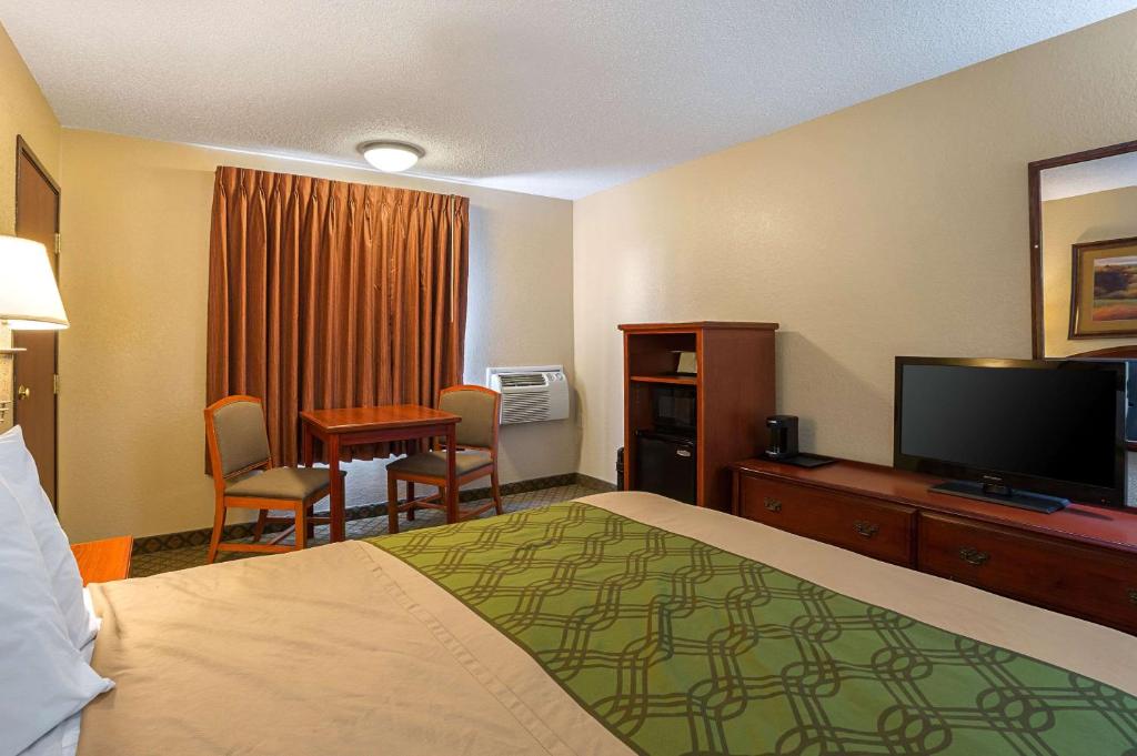 Rodeway Inn & Suites Kearney - image 3