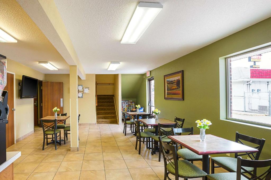 Rodeway Inn & Suites Kearney - image 6