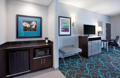 Hampton Inn Kearney - image 8