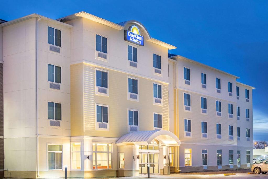 Days Inn & Suites by Wyndham Kearney - main image