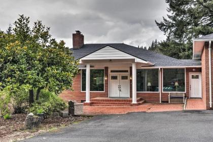 Charming Kelso Home Close to Cowlitz River!