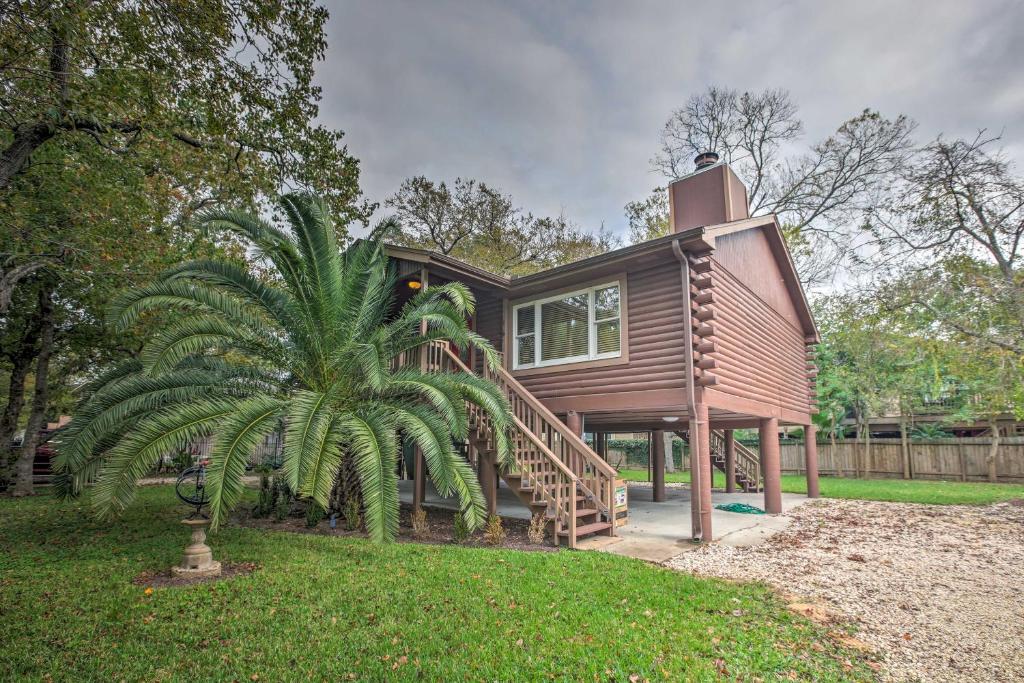 Spacious Kemah Clear Lake Home with Porch and Fire Pit! - image 3