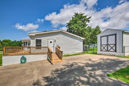 Family Home with Deck Walk to Cedar Creek Reservoir - image 3