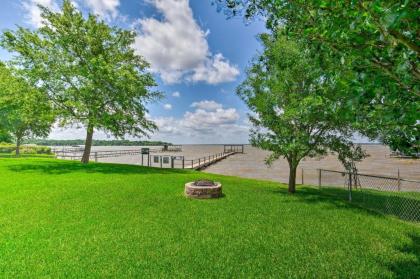 Family Home with Deck Walk to Cedar Creek Reservoir - image 4