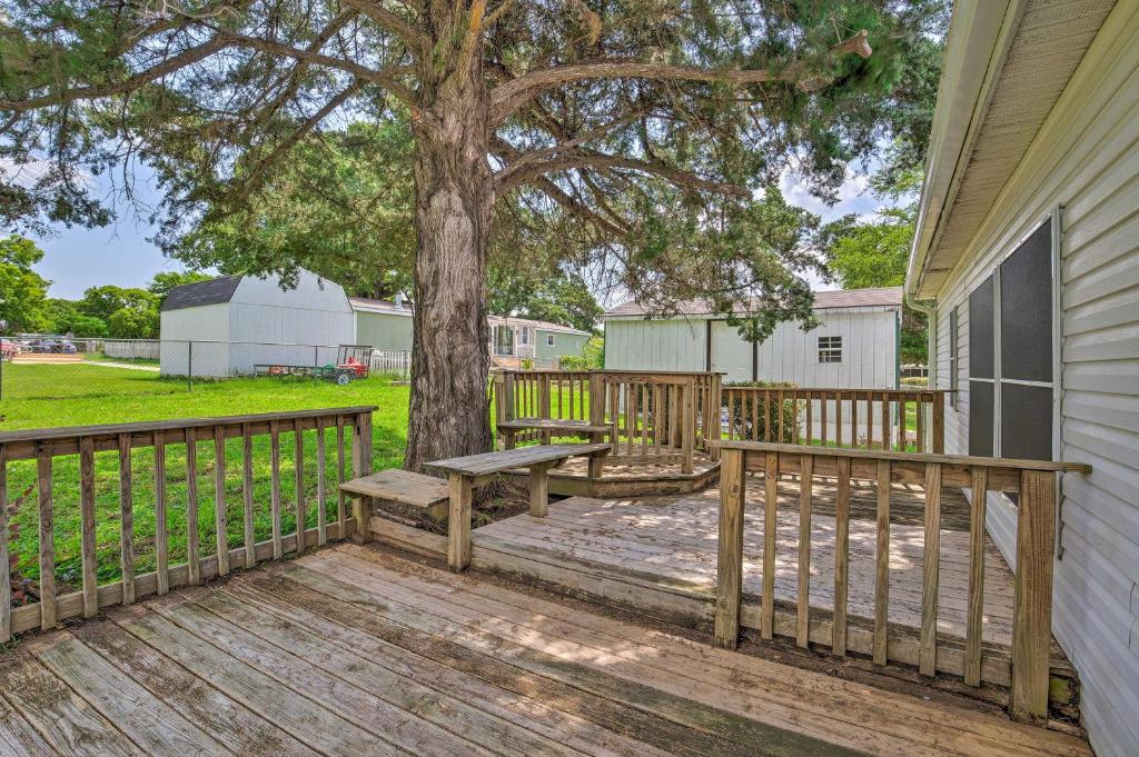 Family Home with Deck Walk to Cedar Creek Reservoir - image 5