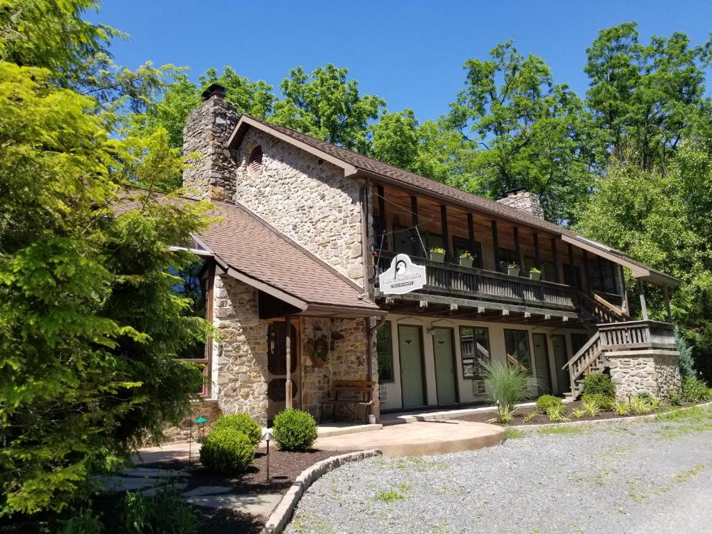 Hawk Mountain Bed & Breakfast - image 2