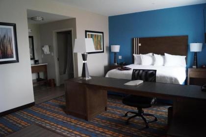 Hampton Inn Kenedy - image 13