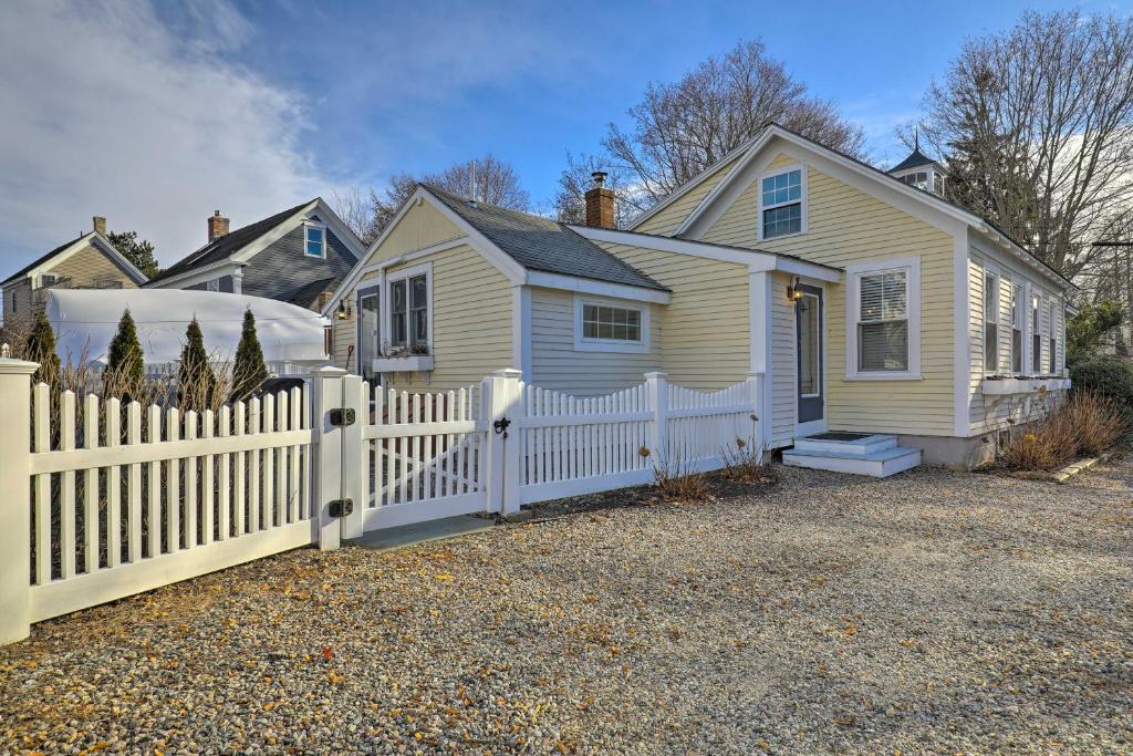 Kennebunk Cottage with Yard Less Than 1 Mi to Beach! - image 3