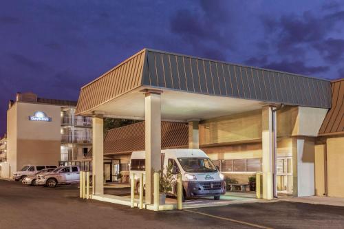 Days Inn by Wyndham New Orleans Airport - image 2