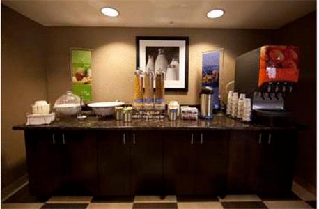 Hampton Inn & Suites by Hilton Seattle/Kent - image 6